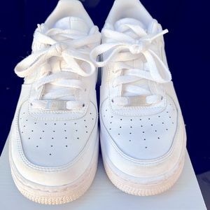All white air force only worn a fee times, very cleanable and decent condition